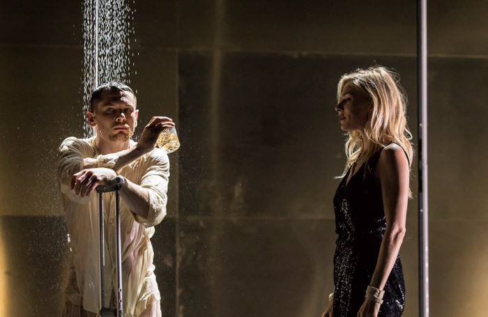 Jack O'Connell and Sienna Miller in Cat on a Hot Tin Roof at the Apollo Theatre, London. Photo: Johan Persson