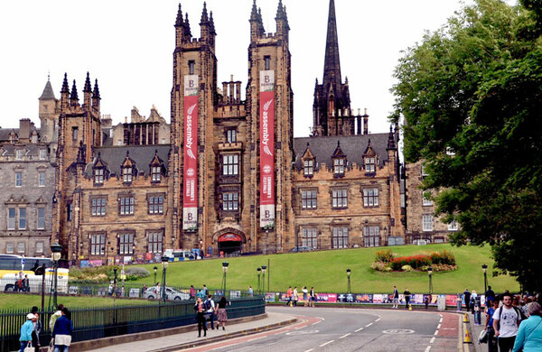 Edinburgh residents urged to offer spare rooms to artists to make fringe affordable