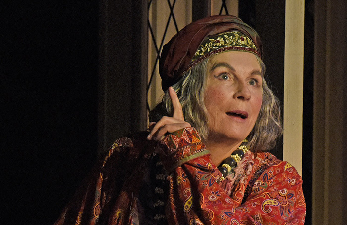 Jennifer Saunders in Blithe Spirit