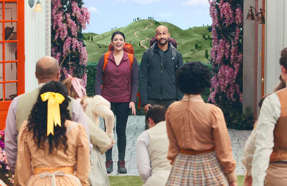 Cecily Strong and Keegan-Michael Key in Schmigadoon